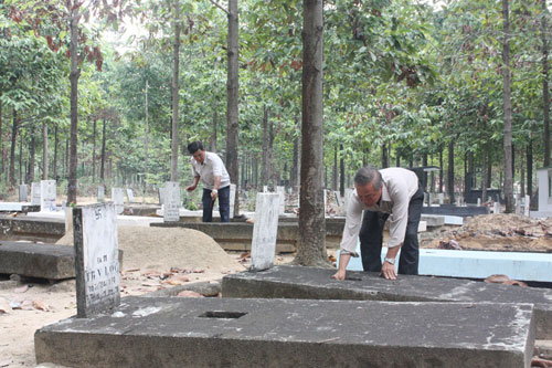 Nhân thân tới thăm mộ tại nghĩa trang nhân dân Bình An