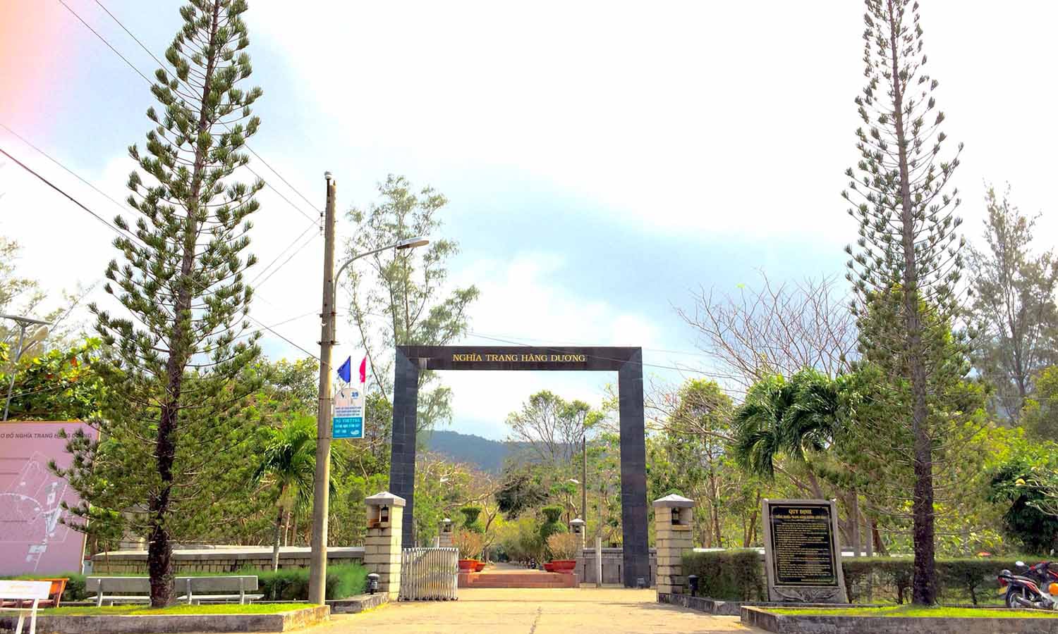 Cổng nghĩa trang Hàng Dương