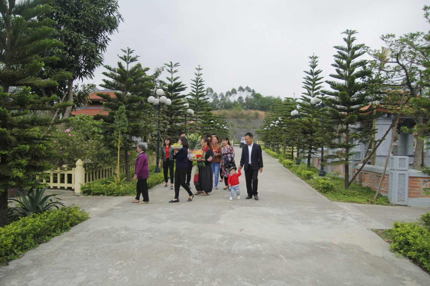Đại gia đình đi cúng lễ cho người thân được an táng tại Lạc Hồng Viên