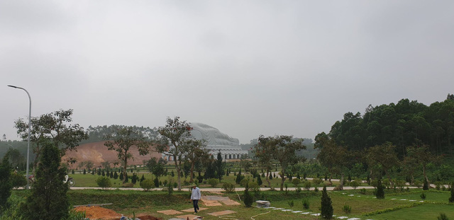  Khác hẳn với Công viên Lạc Hồng Viên, tại Công viên nghĩa trang Thiên Đức Vĩnh Hằng (Phù Ninh, Phú Thọ), trước thềm Tết Thanh minh, mọi hoạt động với người âm lại trở nên vắng vẻ. 
